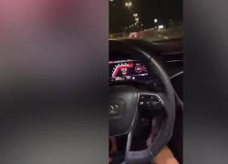 Napoli, in tangenziale a 220 km/h, cantando e tenendo in mano il cellulare, Borrelli: "Va denunciato" - VIDEO