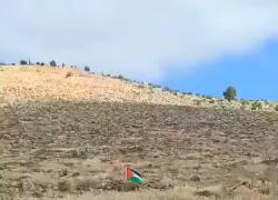 Tenta di distruggere bandiera palestinese dandole un calcio, riservista israeliano rimane ferito da esplosione -VIDEO