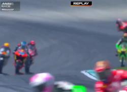 Moto3, grave  incidente a Sepang, Rueda si scontra con Dettwiler durante giro di formazione: lo svizzero in terapia intensiva - VIDEO