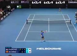 Australian Open 2025, Djokovic batte Alcaraz 4-6, 6-4, 6-3, 6-4 ai quarti e vola in semifinale, venerdì il match contro il tedesco Zverev - VIDEO