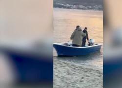 Ex Pm arriva in Sicilia con un barchino di pescatori e senza Super Green Pass: il VIDEO