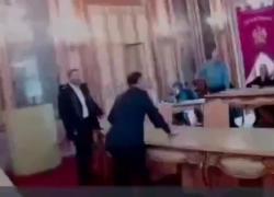 Palermo, rissa in consiglio comunale, Milazzo di FdI salta sul banco del presidente e gli strappa il microfono - VIDEO
