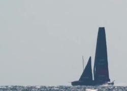 America's Cup, l'albero della barca di Alinghi si spezza sotto le raffiche di vento durante le prove - VIDEO
