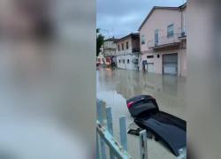Alluvione Faenza, strade sommerse e case allagate: soccorsi si muovono col gommone per salvare le persone - VIDEO