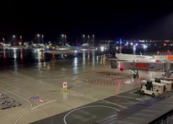 Amburgo, uomo armato asserragliato in aeroporto, con lui la figlia di 4 anni, polizia: "Ipotesi rapimento causa disputa su affidamento bimbo" - VIDEO