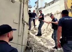 Crollo palazzina a Torre del Greco: il VIDEO delle operazioni di soccorso 