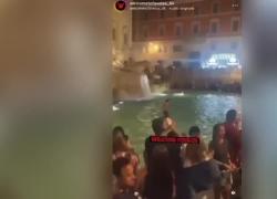 Turista fa il bagno nella Fontana di Trevi, poi tira un calcio a una vigilessa e la butta a terra - VIDEO
