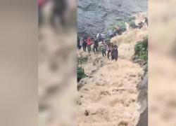 India, turisti intrappolati in una cascata formano una catena umana per salvarsi dalla corrente - VIDEO