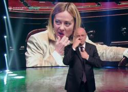Fratelli di Crozza, Monologo: "Meloni e Salvini? Trumpiana lei, putiniano lui... l'Europa in cantina con la cyclette"