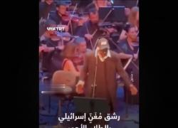Varsavia, cantante israeliano David D'Or imbrattato di vernice rossa durante un festival ebraico da due attivisti pro Palestina - VIDEO
