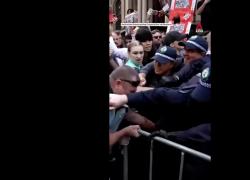 Australia, migliaia di manifestanti protestano contro Herzog in visita a Bondi Beach accusandolo di "incitamento al genocidio" - VIDEO