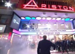 Sanremo 2025, Jovanotti incendia l'Ariston: tamburi per le strade della città, ballerini di Bollywood ovunque, poi lo show sul palco - VIDEO
