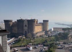 Tg Poste, la Napoli millenaria celebrata  da Poste Italiane con un francobollo che raffigura Golfo di Napoli e Vesuvio