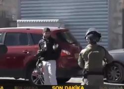 Gerusalemme, Idf aggredisce fotoreporter palestinese, preso a colpi di fucile in testa e poi a calci - VIDEO