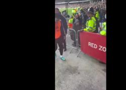 Cristiano Ronaldo getta a terra telefono di un giovane tifoso: il VIDEO del "campione"