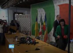 Primarie Pd, fotografi chiamano "segretario" e si gira Letta: imbarazzo al passaggio di consegne con Elly Schlein - VIDEO