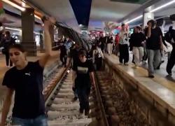 Abbordaggio Flotilla, manifestanti pro-Palestina occupano stazione di Napoli centrale, a Roma forze dell’ordine cinturano Termini - VIDEO