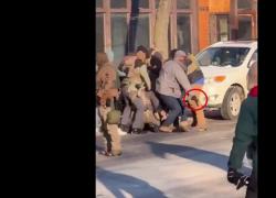 Minneapolis, i VIDEO che mostrano come l'uomo ucciso non fosse armato durante la sparatoria: "Si era avvicinato all'ICE per aiutare una donna"