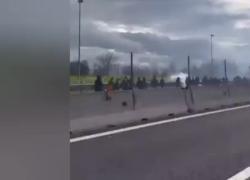 Scontri tra tifosi sull'A1, autostrada bloccata: interviene la Polizia - VIDEO