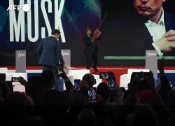 Javier Milei regala motosega a Elon Musk alla convention dei conservatori, sull'attrezzo la scritta "Viva la libertad, carajo" - VIDEO
