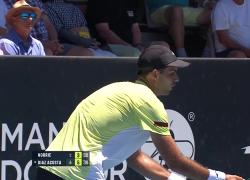 Cameron Norrie lancia la racchetta contro una spettatrice dopo un tiro sbagliato agli Atp 250 di Auckland - VIDEO