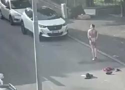 Novara, un altro uomo nudo per le strade della città, prima si spoglia poi urla frasi senza senso - VIDEO