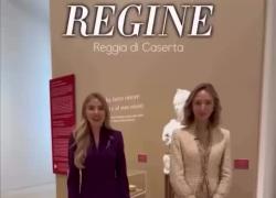 Carolina e Chiara di Borbone delle Due Sicilie, la nuova generazione di principesse reali illustrano, in un video esclusivo, la mostra "Regine, trame di cultura e diplomazia tra Napoli e l'Europa", in corso alla Reggia di Caserta 