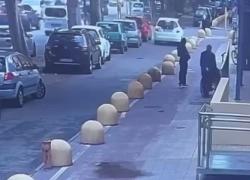 Nigeriano irregolare 27enne aggredisce coppia di anziani a Reggio Calabria, lei in carrozzina, pugni in testa e bastonate - VIDEO