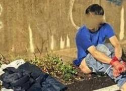 Roma, 18enne fugge da campo rom seminudo, polsi e caviglie legati con lacci e fascette autostringenti: “Vogliono uccidermi” – VIDEO