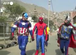 Perù, poliziotti travestiti da supereroi Marvel arrestano banda di spacciatori. Operazione sotto copertura nella notte di Halloween