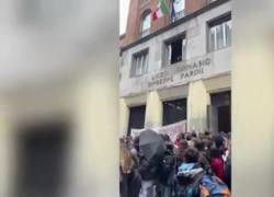 Milano, Liceo Parini occupato da 400 studenti "contro genocidio Gaza e riforme": preside contro la manifestazione barricato nell'edificio - VIDEO