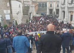 Ztl Roma, proteste dei residenti della capitale in piazza contro il sindaco Gualtieri: "Scendi giù co......" - VIDEO