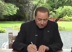 Berlusconi, il cruciverba: "5 lettere, sta causando molti problemi, lo conosce molto bene". La risposta di Silvio. Il VIDEO