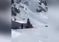 Svizzera, cabinovia a Engelberg precipitata "a causa di raffiche di vento fino a 130km/h", morta sciatrice 61enne - VIDEO