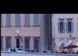 Ragazza cade nell'Arno a Firenze da ponte Santa Trinità, salvata da un passante che l'aiuta a tornare a riva - VIDEO