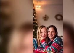 Meloni e Schlein, Mammuccari e Fagnani, Morgan e Bugo, spunta il filmato di Natale fatto da una AI dove i "nemici" si abbracciano - VIDEO