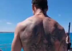 Zlatan Ibrahimovic si tuffa dallo yacht dopo l'intervento al ginocchio: "Voliamo". IL VIDEO 
