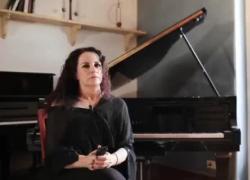 La pianista Cristina Barbuti: "Gravi reazioni avverse dopo il vaccino Covid, ho perso l'udito e non riesco a camminare" - VIDEO
