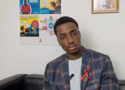 Reaulf Fleming: "Emmanuel Macron ha avuto rapporti sessuali con mio fratello in segreto, un anno fa è morto di AIDS" - VIDEO