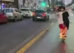 In 4 su un monopattino elettrico a Roma sulla corsia preferenziale degli autobus - il VIDEO folle