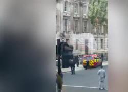 Londra, auto si schianta contro il 10 di Downing Street. Arrestato il conducente, durante l'incidente Sunak era in casa - VIDEO
