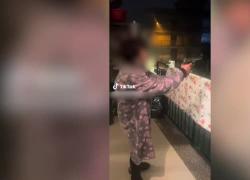 Anziana spara a Capodanno 5 colpi di pistola dal balcone per festeggiare, il web: “Nuovi Pozzolo crescono” - VIDEO