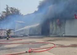 Crotone, deposito di mezzi agricoli in fiamme a Papaniciaro, 30 vigili del fuoco al lavoro - VIDEO 