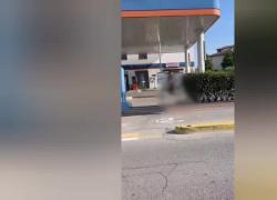 Il VIDEO choc dell'anziano dal benzinaio di Brescia con la pompa nel sedere mentre si masturba toccandosi il pene