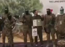 Gaza, l’ostaggio israeliano Omar Shem Tov bacia sulla testa due miliziani di Hamas sul palco allestito per il rilascio - VIDEO