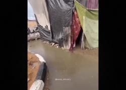 Gaza, allagamenti nei campi per rifugiati per forti piogge, Ong: "Il 93% è inabitabile e Israele non fa entrare aiuti" - VIDEO