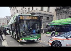 Milano, autobus travolge moto in via Senato, 4 feriti, centauro 31enne trasportato in codice giallo al Niguarda - VIDEO