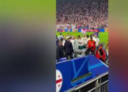 Europei 2024, tifoso si lancia addosso a Cristiano Ronaldo dagli spalti dopo Georgia-Portogallo e rischia di schiacciarlo - VIDEO