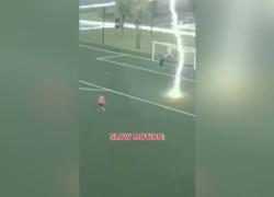 Fulmine colpisce il viola park durante allenamento Fiorentina under 18, alcuni giocatori storditi sul terreno di gioco - VIDEO