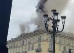 Incendio a Torino oggi, palazzo a Porta Nuova in fiamme: VIDEO